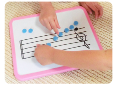 お子様が大好きな磁石で、遊びながらドレミを学習！